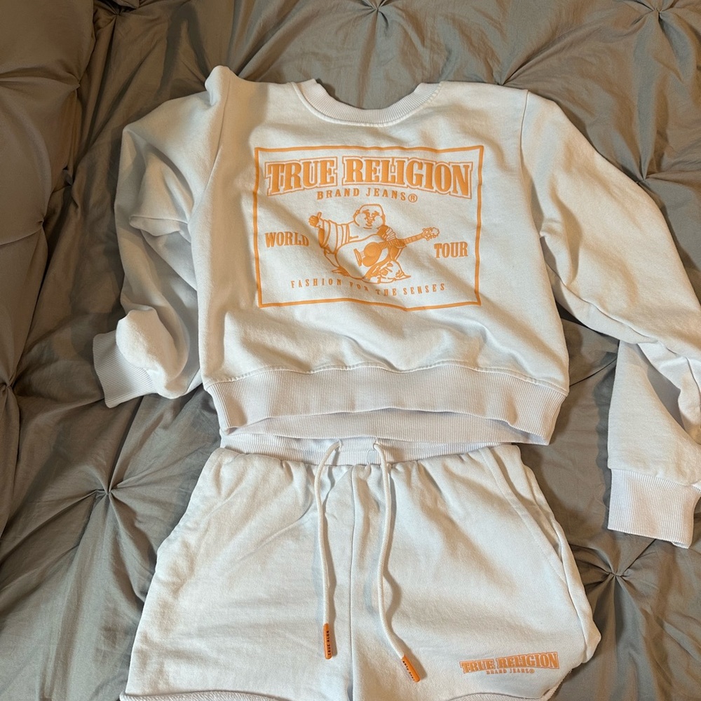 Sweat set, the top is a small and bottoms are XS